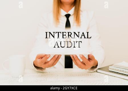 Affichage conceptuel Audit interne, Word for évalue l'assurance objective pour améliorer une entreprise est opération stagiaire démarrage D'Un nouveau poste, étudiant Banque D'Images