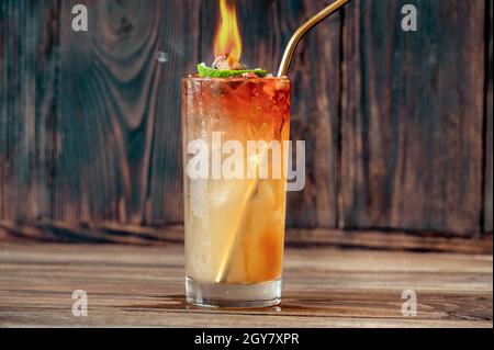 Verre de cocktail d'eau Sainte sur fond de bois Banque D'Images