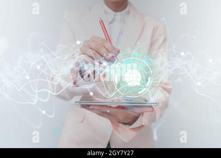 Lady en uniforme utilisant l'écran d'affichage holographique mobile futuriste. Banque D'Images