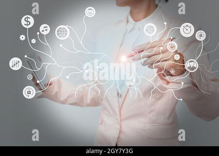 Lady en uniforme debout et de tenir tablette montrant la technologie futuriste. Banque D'Images