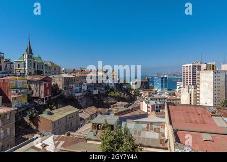 Vue panoramique sur les maisons du centre de Valparaiso, Chili Banque D'Images