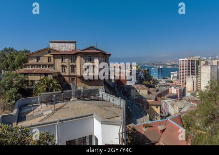 Vue panoramique sur les maisons du centre de Valparaiso, Chili Banque D'Images