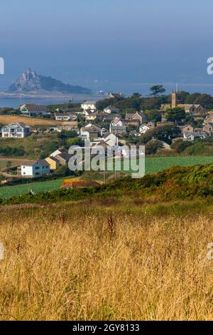 Vue en direction de Perranuthnoe un village près de St Michael's Mount sur le South West Coast Path à Cornwall Angleterre Royaume-Uni Banque D'Images