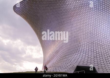 Vue à angle bas du musée Soumaya sous un ciel nuageux Banque D'Images