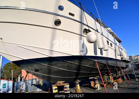 Navire de pêche, chalutier entretenu dans le port Banque D'Images