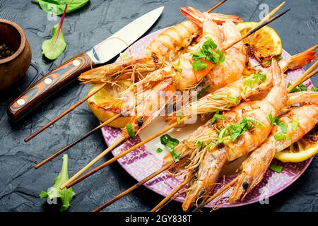 Langoustines frites, crevettes rôties sur une brochette. Brochettes de crevettes grillées Banque D'Images