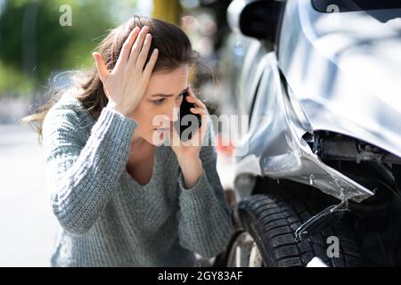 Femme en train de parler à un mécanicien de voitures fiable. Panne et collision Banque D'Images