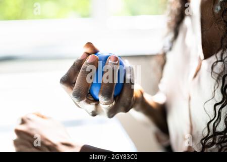 Femme tenant le ballon de soulagement de stress. Tension d'affaires Banque D'Images