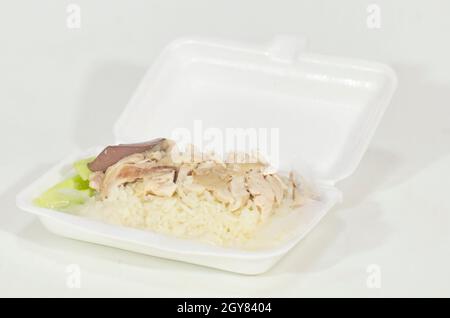 Riz au poulet dans une boîte en mousse sur fond blanc.Restauration rapide et de rue en Thaïlande. Banque D'Images