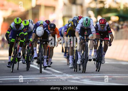 Borgoesia, Italie.07 octobre 2021.Matthew Walls of Bora - Hansgrohe remporte le prix de Giacomo Nizzolo de l'équipe Qhubeka NextHash deuxième et Olav Kooij de Jumbo - Visma troisième le 105e Gran Piemonte 168 km de course cycliste semi-classique d'une journée de Rocca Canavese (Turin) à Borgossia (Vercelli).Credit: Nicolò Campo/Alay Live News Banque D'Images