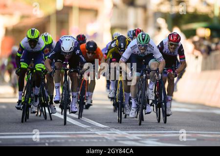 Borgoesia, Italie.07 octobre 2021.Matthew Walls of Bora - Hansgrohe remporte le prix de Giacomo Nizzolo de l'équipe Qhubeka NextHash deuxième et Olav Kooij de Jumbo - Visma troisième le 105e Gran Piemonte 168 km de course cycliste semi-classique d'une journée de Rocca Canavese (Turin) à Borgossia (Vercelli).Credit: Nicolò Campo/Alay Live News Banque D'Images