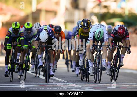 Borgoesia, Italie.07 octobre 2021.Matthew Walls of Bora - Hansgrohe remporte le prix de Giacomo Nizzolo de l'équipe Qhubeka NextHash deuxième et Olav Kooij de Jumbo - Visma troisième le 105e Gran Piemonte 168 km de course cycliste semi-classique d'une journée de Rocca Canavese (Turin) à Borgossia (Vercelli).Credit: Nicolò Campo/Alay Live News Banque D'Images