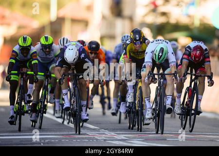 Borgoesia, Italie.07 octobre 2021.Matthew Walls of Bora - Hansgrohe remporte le prix de Giacomo Nizzolo de l'équipe Qhubeka NextHash deuxième et Olav Kooij de Jumbo - Visma troisième le 105e Gran Piemonte 168 km de course cycliste semi-classique d'une journée de Rocca Canavese (Turin) à Borgossia (Vercelli).Credit: Nicolò Campo/Alay Live News Banque D'Images