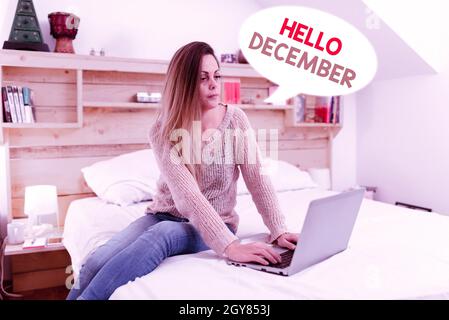 Affiche Hello December, Business concept salutation utilisé lors de l'accueil du douzième mois de l'année regardant les documentaires en ligne, jouant Int Banque D'Images