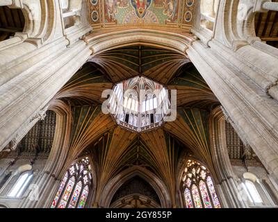 En regardant vers la Lanterne, la plus célèbre caractéristique de la cathédrale d'Ely à Ely, Cambridgeshire, Royaume-Uni, qui vitrail, date de 1083. Banque D'Images