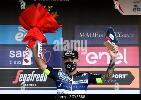 Borgoesia, Italie.07 octobre 2021.Giacomo Nizzolo de l'équipe Qhubeka NextHash célèbre sur le podium à la fin du 105e Gran Piemonte une course cycliste semi-classique d'une journée de 168 km de Rocca Canavese (Turin) à Borgossia (Vercelli).Credit: Nicolò Campo/Alay Live News Banque D'Images