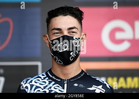 Borgoesia, Italie.07 octobre 2021.Giacomo Nizzolo de l'équipe Qhubeka NextHash sourit sur le podium à la fin du 105e Gran Piemonte une course de vélo monojournée semi-classique de 168 km de Rocca Canavese (Turin) à Borgossia (Vercelli).Credit: Nicolò Campo/Alay Live News Banque D'Images