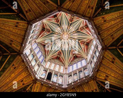 En regardant vers la Lanterne, la plus célèbre caractéristique de la cathédrale d'Ely à Ely, Cambridgeshire, Royaume-Uni, qui vitrail, date de 1083. Banque D'Images