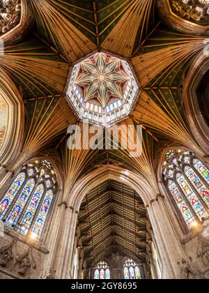 En regardant vers la Lanterne, la plus célèbre caractéristique de la cathédrale d'Ely à Ely, Cambridgeshire, Royaume-Uni, qui vitrail, date de 1083. Banque D'Images