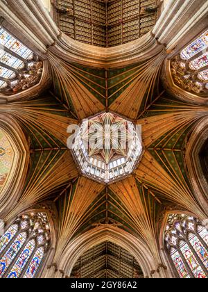 En regardant vers la Lanterne, la plus célèbre caractéristique de la cathédrale d'Ely à Ely, Cambridgeshire, Royaume-Uni, qui vitrail, date de 1083. Banque D'Images