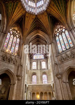 En regardant vers la Lanterne, la plus célèbre caractéristique de la cathédrale d'Ely à Ely, Cambridgeshire, Royaume-Uni, qui vitrail, date de 1083. Banque D'Images