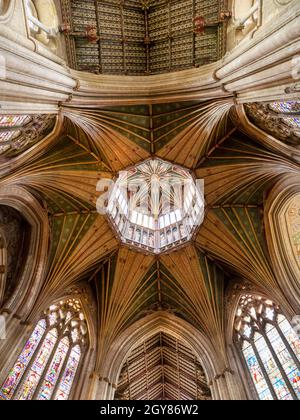 En regardant vers la Lanterne, la plus célèbre caractéristique de la cathédrale d'Ely à Ely, Cambridgeshire, Royaume-Uni, qui vitrail, date de 1083. Banque D'Images