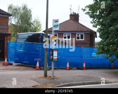 Oxford, Royaume-Uni.7 octobre 2021.Les résidents d'une maison mitoyenne ont été contraints de quitter temporairement le bâtiment après qu'un bus s'est écrasé dans le bâtiment et l'a rendu dangereux.Le véhicule de la compagnie d'autobus Oxford a roulé dans la maison sur l'avenue Morrell, à Headington, hier après-midi (6 octobre).Credit: Angela Swann/Alamy Live News Banque D'Images