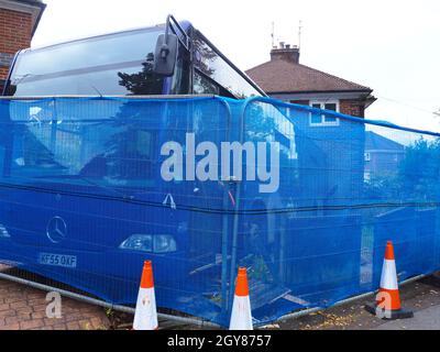 Oxford, Royaume-Uni.7 octobre 2021.Les résidents d'une maison mitoyenne ont été contraints de quitter temporairement le bâtiment après qu'un bus s'est écrasé dans le bâtiment et l'a rendu dangereux.Le véhicule de la compagnie d'autobus Oxford a roulé dans la maison sur l'avenue Morrell, à Headington, hier après-midi (6 octobre).Credit: Angela Swann/Alamy Live News Banque D'Images