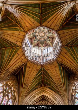 En regardant vers la Lanterne, la plus célèbre caractéristique de la cathédrale d'Ely à Ely, Cambridgeshire, Royaume-Uni, qui vitrail, date de 1083. Banque D'Images