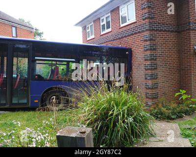 Oxford, Royaume-Uni.7 octobre 2021.Les résidents d'une maison mitoyenne ont été contraints de quitter temporairement le bâtiment après qu'un bus s'est écrasé dans le bâtiment et l'a rendu dangereux.Le véhicule de la compagnie d'autobus Oxford a roulé dans la maison sur l'avenue Morrell, à Headington, hier après-midi (6 octobre).Credit: Angela Swann/Alamy Live News Banque D'Images