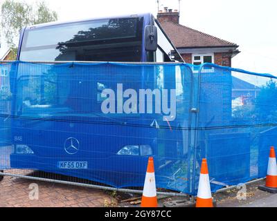 Oxford, Royaume-Uni.7 octobre 2021.Les résidents d'une maison mitoyenne ont été contraints de quitter temporairement le bâtiment après qu'un bus s'est écrasé dans le bâtiment et l'a rendu dangereux.Le véhicule de la compagnie d'autobus Oxford a roulé dans la maison sur l'avenue Morrell, à Headington, hier après-midi (6 octobre).Credit: Angela Swann/Alamy Live News Banque D'Images