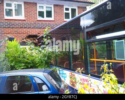 Oxford, Royaume-Uni.7 octobre 2021.Les résidents d'une maison mitoyenne ont été contraints de quitter temporairement le bâtiment après qu'un bus s'est écrasé dans le bâtiment et l'a rendu dangereux.Le véhicule de la compagnie d'autobus Oxford a roulé dans la maison sur l'avenue Morrell, à Headington, hier après-midi (6 octobre).Credit: Angela Swann/Alamy Live News Banque D'Images