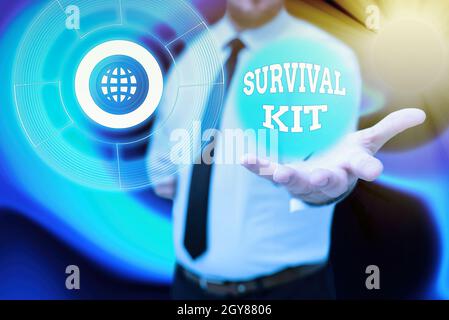 Affiche de texte montrant Kit de survie, concept Internet équipement d'urgence Collection d'articles pour aider quelqu'un Gentelman tenue debout uniforme New Futuri Banque D'Images