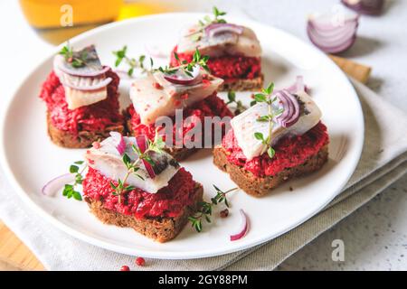 hors-d'œuvre de hareng. Hareng avec betteraves sur pain de seigle. Concept d'alimentation du cerveau. Cuisine maison. Banque D'Images