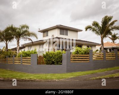 AUCKLAND, NOUVELLE-ZÉLANDE - 19 septembre 2021 : maison de banlieue typique de Nouvelle-Zélande avec palmiers. Jour nuageux. Auckland, Nouvelle-Zélande - 19 septembre 2021 Banque D'Images