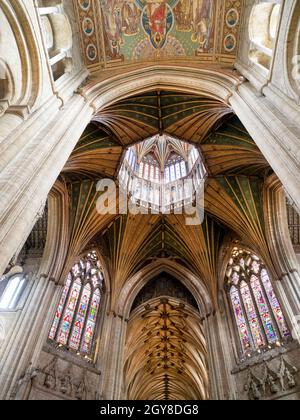 En regardant vers la Lanterne, la plus célèbre caractéristique de la cathédrale d'Ely à Ely, Cambridgeshire, Royaume-Uni, qui vitrail, date de 1083. Banque D'Images