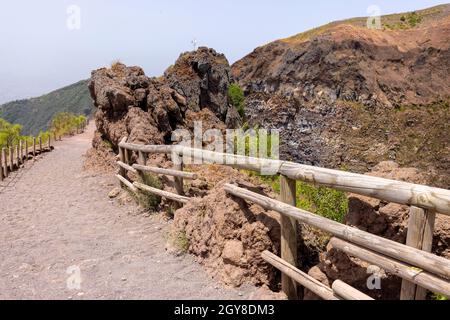 Sentier pittoresque en tuf volcanique fin et pointu jusqu'au sommet du Vésuve, Mont Vésuve, Italie Banque D'Images