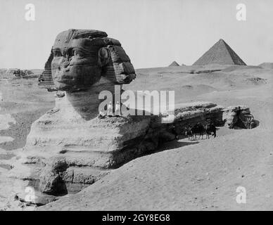 Une photo vintage vers 1880 du Grand Sphinx de Gizeh Egypte avec la pyramide de Khafre en arrière-plan Banque D'Images