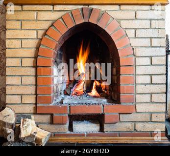 vue de face de la cheminée avec cheminée dans la maison de campagne par temps froid Banque D'Images