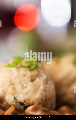 Boulette de pain avec une sauce aux champignons Banque D'Images