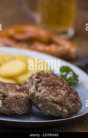 boulettes de viande bavaroises avec salade de pommes de terre Banque D'Images