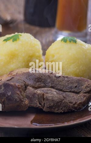 Rôti de porc bavarois avec des boulettes de pommes de terre Banque D'Images