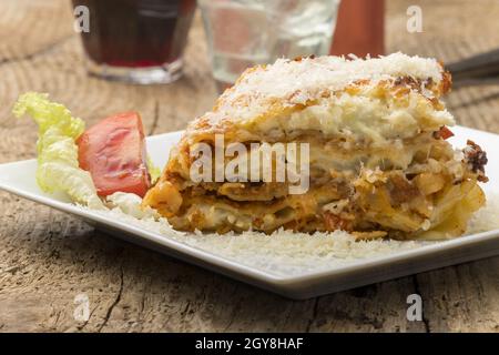 portion de lasagnes sur une assiette blanche Banque D'Images