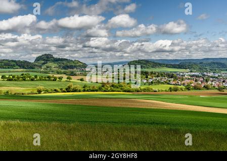 Paysage de Hegau avec le Hohentwiel et le village de Hilzingen, district de Konstanz, Bade-Wurtemberg, Allemagne Banque D'Images