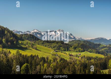 Fermes et prairies d'Appenzellerland avec vue sur la Saentis, canton d'Appenzell Ausserrhoden, Suisse Banque D'Images