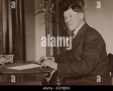 Jim Thorpe (1888-1953), athlète amérindien, document de signature de portrait assis, Underwood & Underwood, 1913 Banque D'Images