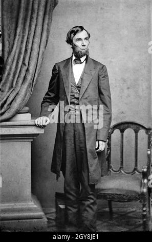 Abraham Lincoln (1809-1865), politicien américain, 16e président des États-Unis, portrait intégral, Thomas le Mere, Mathew Brady Studio, 1863 Banque D'Images