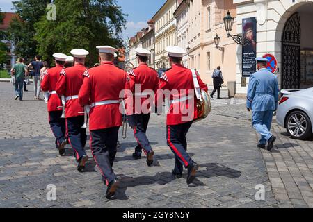 Prague, République tchèque - juin 14 2018 : bande militaire des gardes du château de Prague à l'entrée du château de Hradcany. Banque D'Images