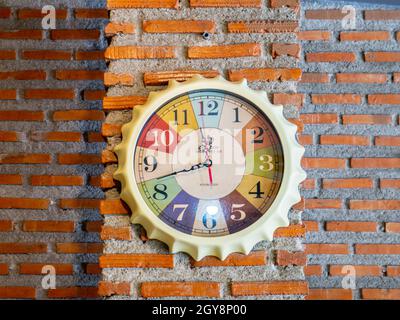 Horloge analogique élégante accrochée au mur en briques. Espace pour le texte Banque D'Images