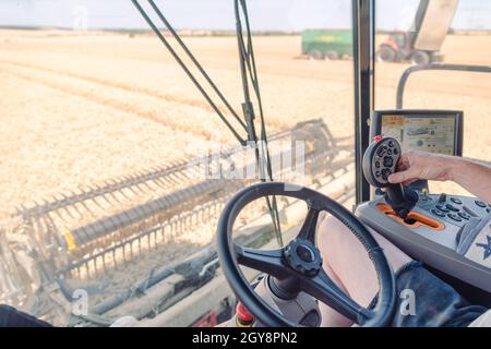 Vue depuis la cabine du conducteur sur la moissonneuse-batteuse jusqu'au champ de grain Banque D'Images